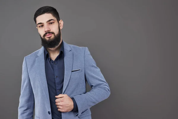 Retrato Homem Freelancer Com Barba Jaqueta Contra Fundo Cinza — Fotografia de Stock