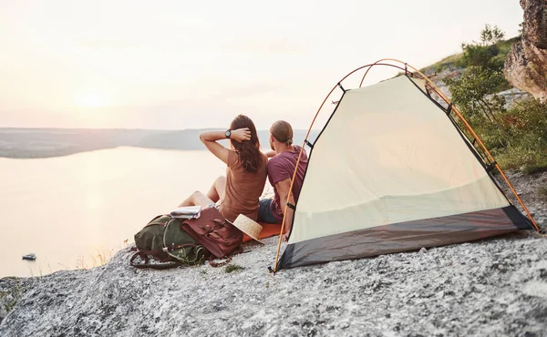 Foto Casal Feliz Sentado Perto Tenda Com Vista Para Lago — Fotografia de Stock