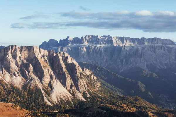 Paisagem Montanhas Árvores Abaixo Dia Ensolarado Italiano Seceda Alpes — Fotografia de Stock