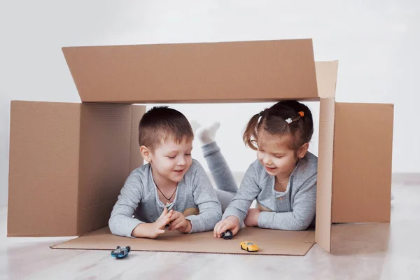 Çocuk Karton Kutularda Küçük Arabalarla Oynuyorlar Kavramsal Fotoğraf Çocuklar Eğlenin — Stok fotoğraf