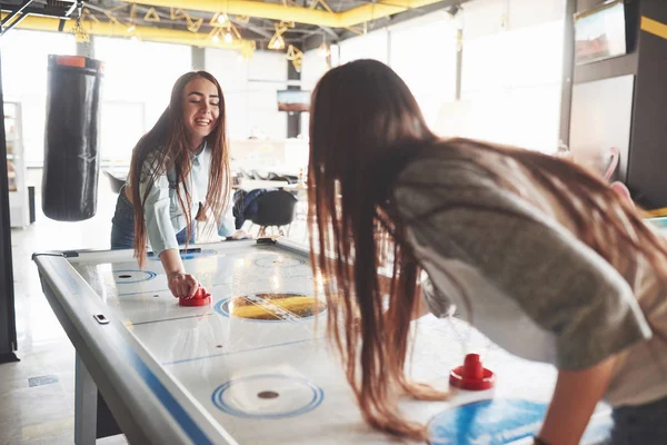 Två Vackra Tvillingflickor Spela Air Hockey Spelet Rummetoch Kul — Stockfoto