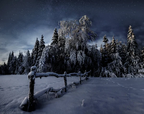 Winterlandschaft Bergdorf Den Ukrainischen Karpaten Lebendiger Nachthimmel Mit Sternen Und — Stockfoto