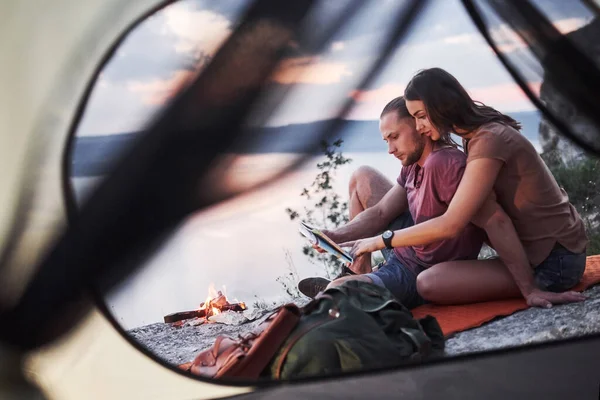 Vista Desde Tienda Campaña Pareja Con Mapa Que Miente Una —  Fotos de Stock