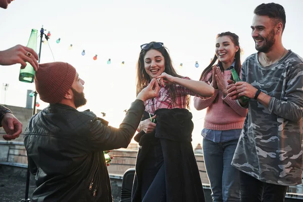Kız serçe parmağını gösteriyor. Çatıda arkadaşlarla aşk ilanı..