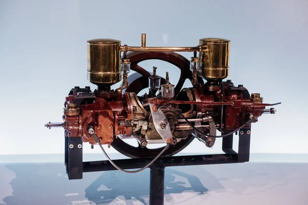 ドイツのシュトゥットガルト 2018年10月16日 メルセデス博物館 白い背景に自動車エンジンが立っている — ストック写真