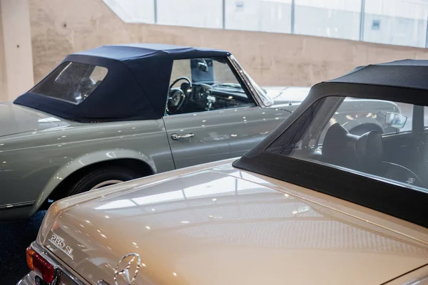 Stuttgart Alemanha Outubro 2018 Mercedes Museum Carros Retro Velhos Olhando — Fotografia de Stock