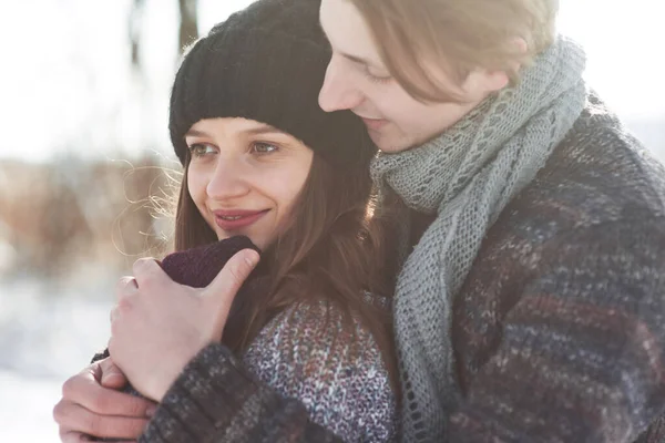 Navidad Feliz Pareja Amor Abrazo Invierno Nevado Bosque Frío Espacio —  Fotos de Stock