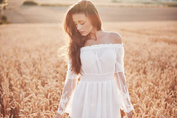 太陽の光の下で小麦畑の幸せな若い女の子 — ストック写真