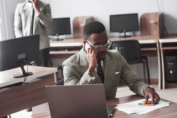 Зображення Афроамериканського Бізнесмена Який Працює Своєму Ноутбуку — стокове фото