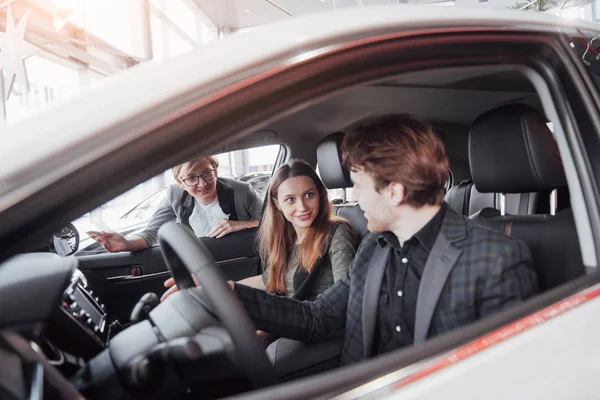 Feliz Hermosa Pareja Está Eligiendo Coche Nuevo Concesionaria — Foto de Stock