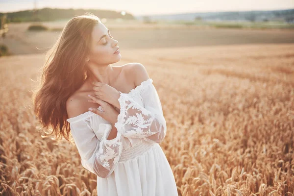 Happy Young Girl Wheat Field Sunlight — Stock Photo, Image