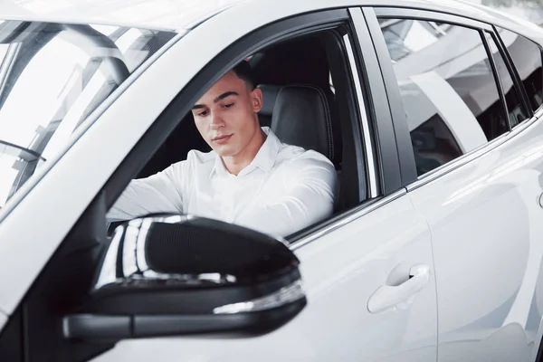 Giovane Uomo Siede Una Macchina Appena Acquistata Volante Acquisto Successo — Foto Stock