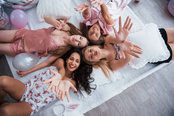 Top View Van Jonge Meisjes Vrijgezellenfeest Liggend Bank Hun Handen — Stockfoto