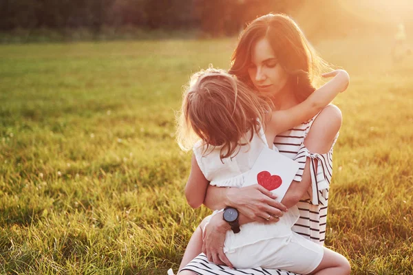 Child Daughter Congratulates Her Mother Gives Her Postcard Mother Girl — Stock Photo, Image