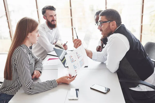 Teammedewerkers Vergaderen Praten Het Plannen Van Hun Bedrijf — Stockfoto