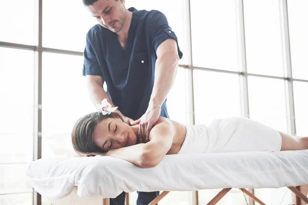 Schöne Frau Liegt Auf Massagetisch Wellnessbereich — Stockfoto