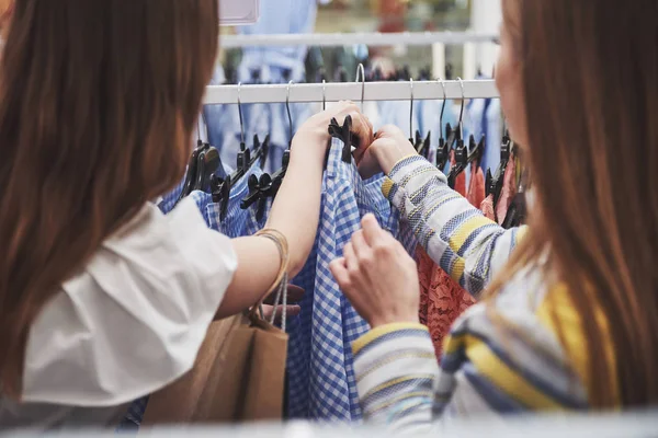 獣とのショッピング 2人の女性が小売店で買い物ビューを閉じる — ストック写真