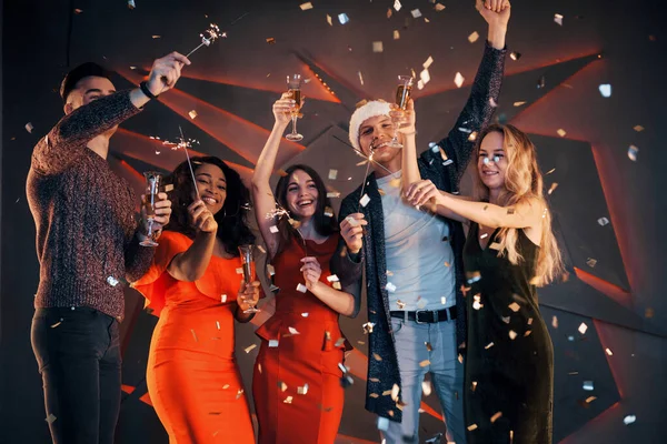 Group Friends Having Fun Beautiful Chiffon Dresses Champagne Confetti Preparing — 스톡 사진