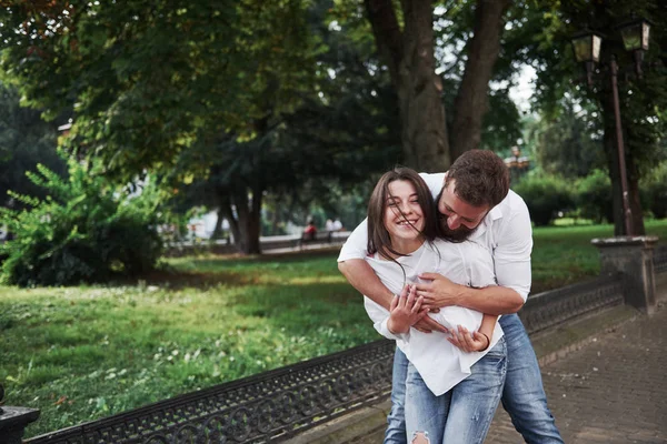 Een Jong Grappig Liefdevol Paar Veel Plezier Een Zonnige Dag — Stockfoto