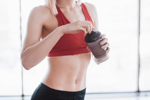 Foto Mulher Fitness Atraente Ginásio Segurando Garrafa Água — Fotografia de Stock