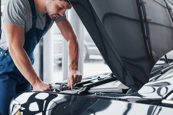 Manos Mecánicas Comprobando Capacidad Servicio Del Coche Capó Abierto Cerca —  Fotos de Stock