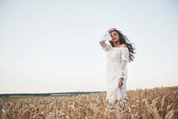 Beyaz Bir Elbise Içinde Buğday Mükemmel Bir Stil Yaşam Tarzı — Stok fotoğraf