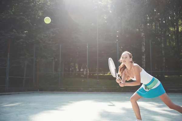 Linda Chica Jugando Tenis Posando Para Cámara — Foto de Stock