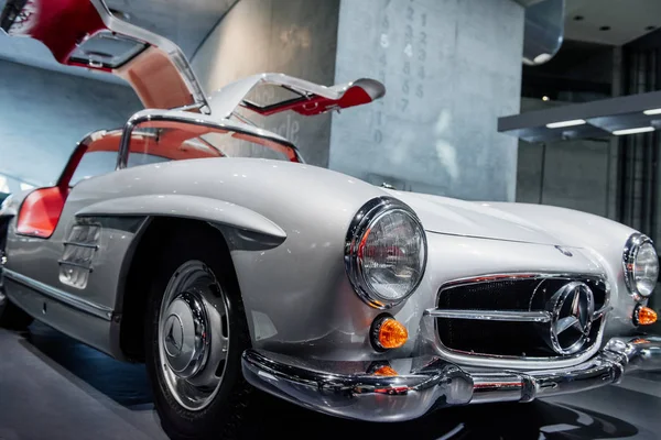 Stuttgart Niemcy Października 2018 Muzeum Mercedes Historyczny Samochód Biały Pojazd — Zdjęcie stockowe