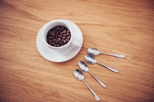 Kaffeebohnen Und Weiße Tasse Kaffee Und Löffel — Stockfoto