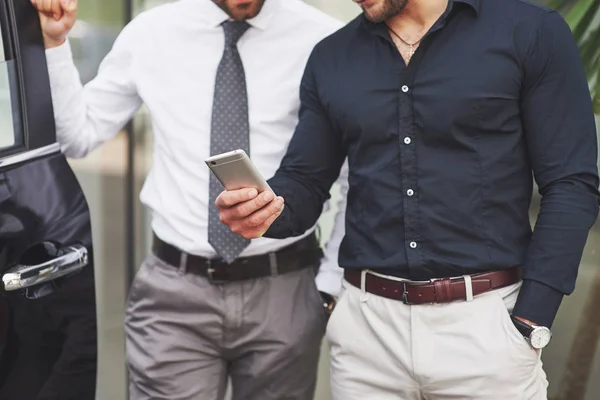 Dos Jóvenes Empresarios Felices Confiados Junto Oficina — Foto de Stock