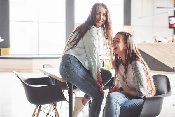 Deux Belles Jumelles Passent Temps Soeurs Détendre Dans Café Amuser — Photo