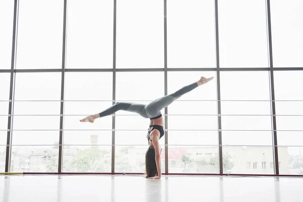 Una Deportista Deportiva Que Está Haciendo Clases Yoga Estirando Las — Foto de Stock