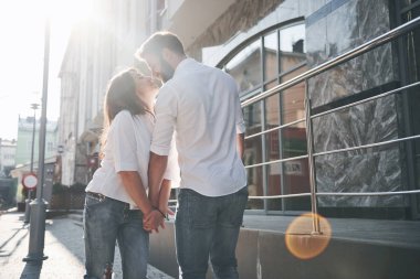 İyi bir çift açık havada vakit geçirir.