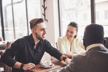 Başlangıç Çeşitliliği Takım Çalışması Beyin Fırtınası Buluşma Konsepti. İş Arkadaşları Dünya Ekonomi Raporu Belgesi Bilgisayarını Paylaşıyorlar. Planlama Başlıyor. Grup Genç Hippiler Kafe 'yi Tartışıyor.