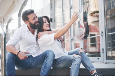 Güzel bir çift açık havada fotoğraf çeker..