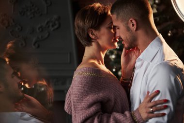 Neredeyse gözleri kapalıydı. Lüks içinde bir kızla bir erkeğin yakınlığı o dansı ve flörtü giyer. Yandan muhteşem bir yansıma.