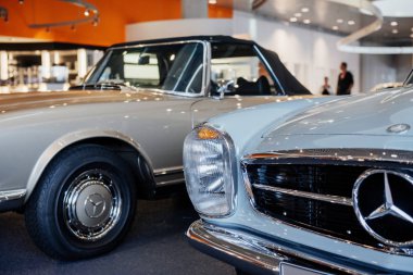 Stuttgart, Almanya - 16 Ekim 2018: Mercedes Müzesi. Arkadakiler araçlara bakıyor. Otomobil fuarındaki eski güzel arabalar..