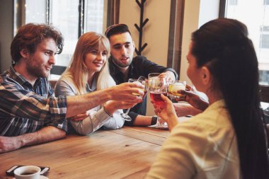 Ellerinde viski ya da şarap bardakları olan insanların elleri düğünün ya da diğer kutlamaların şerefine kadeh kaldırıyor ve kutluyor..