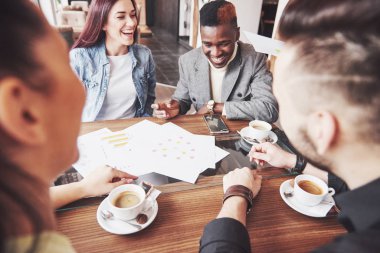 Bir grup sıradan giyimli iş adamı fikirleri tartışıyor. Yaratıcı profesyoneller, yeni başarılı girişim projesinin önemli konularını tartışmak üzere bir araya geldiler. Takım çalışması Beyin Fırtınası konsepti.