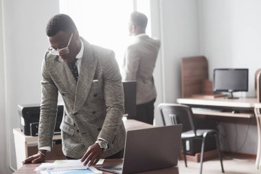 Ofisteki bir toplantıda etkileşime geçen iki genç Afrikalı Amerikalı iş adamının görüntüsü..