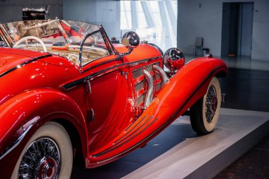 Tepede duruyor. Üretimden geliyormuş gibi görünüyor..