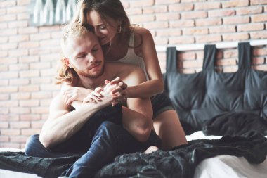 Çekici genç aşıklar, bir otel odasında seksi iç çamaşırları giyerek, yatakta birlikte oynayan çiftlere sahip olurlar.