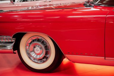 Sinsheim, Almanya - 16 Ekim 2018: Technik Müzesi. Kırmızı vintage arabanın yan tarafı. Ön kremsi renkli tekerlek.