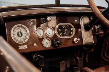 Eski arabanın kahverengi renkli enstrüman ve sensörleri..