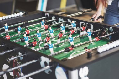 Masa futbolu eğlence merkezi. Yakın çekim yansıma bir futbol oyun plastik oyuncuların.