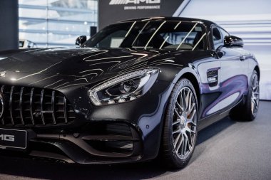 Stuttgart, Almanya - 16 Ekim 2018: Mercedes Müzesi. Lüks mavi modern otomobil kapalı bir yere park edilmiş..