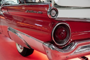 Sinsheim, Almanya - 16 Ekim 2018: Technik Müzesi. Kırmızı zemin. Arkadan çekilen kırmızı klasik araba. Kesilmiş fotoğraf.