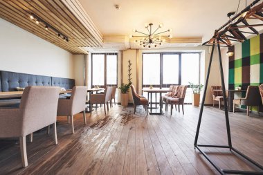 Ahşap klasik mobilyalarla modern ve basit bir kafe..