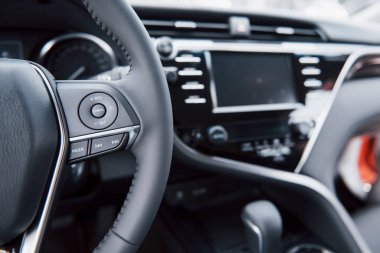Gösterge panelini gösteren modern bir otomobilin iç görünümü.