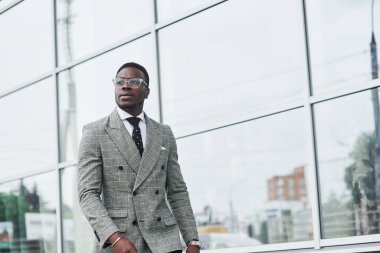 İyi bir Afrikalı Amerikalı işadamı ofise gider..